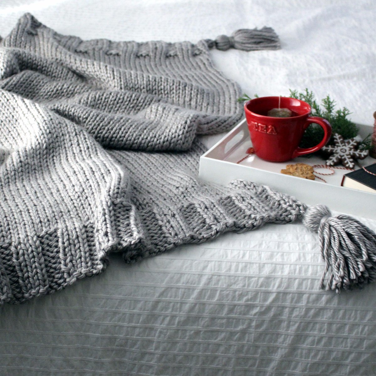 5410Studio's tweet image. Company's Coming #knittingpattern is a chunky, cozy, modern throw blanket - with tassels!  It's so easy to #knit w/@LionBrandYarn super bulky yarn. 😀
Get the pattern FREE until 12/10/17 at 9:00 am US CST. bit.ly/CompanysComing…
