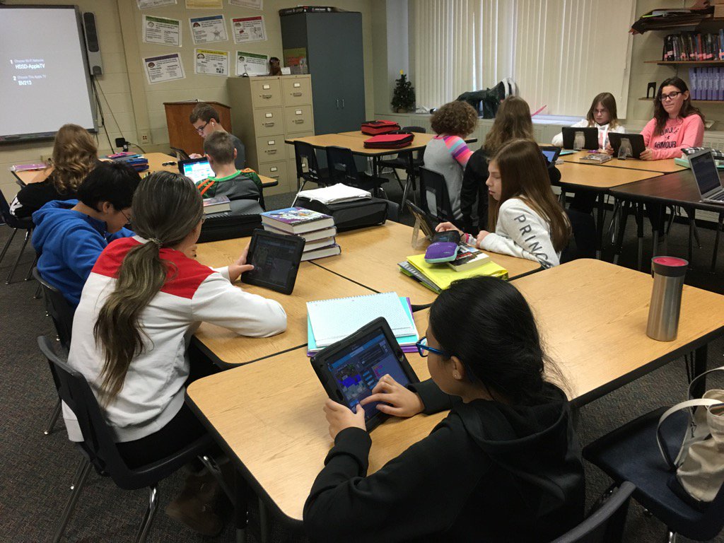 HubbleMath's tweet image. Students thoroughly engaged in #HourOfCode @hssdbv @HSSD