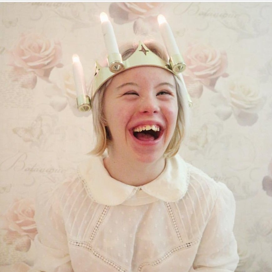 "Låt oss hylla dom som aldrig blir tillfrågade att bära ljuskronan pga deras avvikande utseende eller funktionsvariation. Tillsammans kan vi ändra vår syn på 'skönhet' och vad som är vackert." #spridljusintefördomar #jagärlucia Bild&amp;text av @rockeverysock