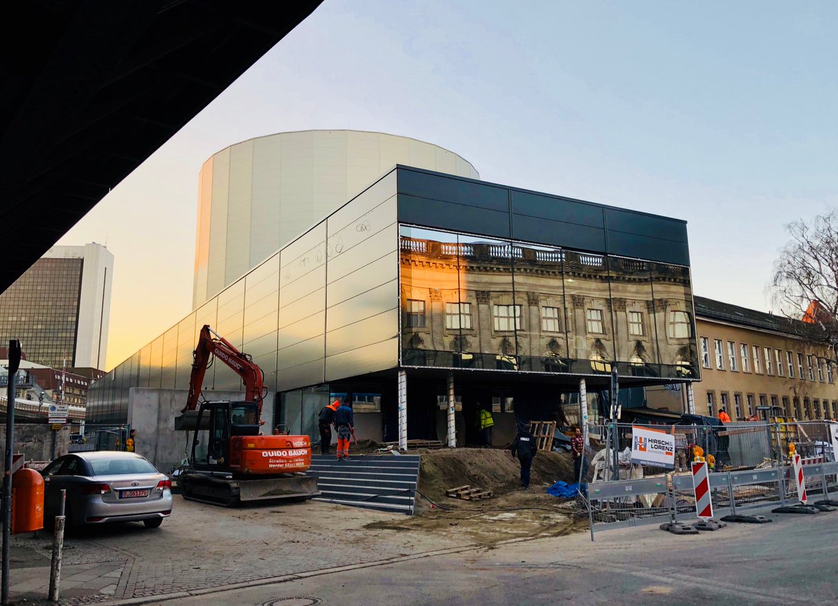 asisi's tweet photo. Stand der Dinge auf der Baustelle: „#Pergamonmusem. Das #Panorama.“ 2018 beginnt der Ausstellungsaufbau! #spreeformat #studioasisi #Pergamon #YadegarAsisi @mathiasthiel @mackflei @PhilippKatzer https://t.co/SUuTJ0zm2M