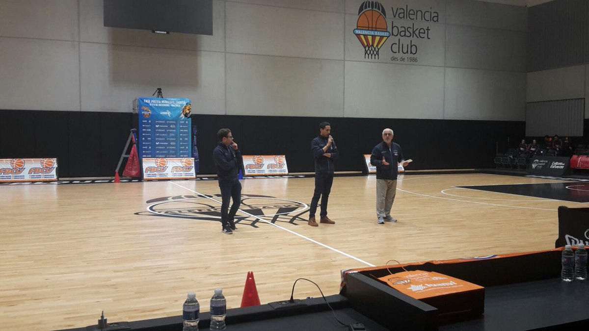 Italbasket's tweet photo. Il Minibasket italiano va in visita in Spagna⛹️✈️🇪🇸! @cremoninimauri nella sede del @valenciabasket per un Clinic con 320 istruttori iberici! "Un successo per il nostro modello didattico" ➡️https://t.co/vVluwyGUfI https://t.co/yrG5l03YII
