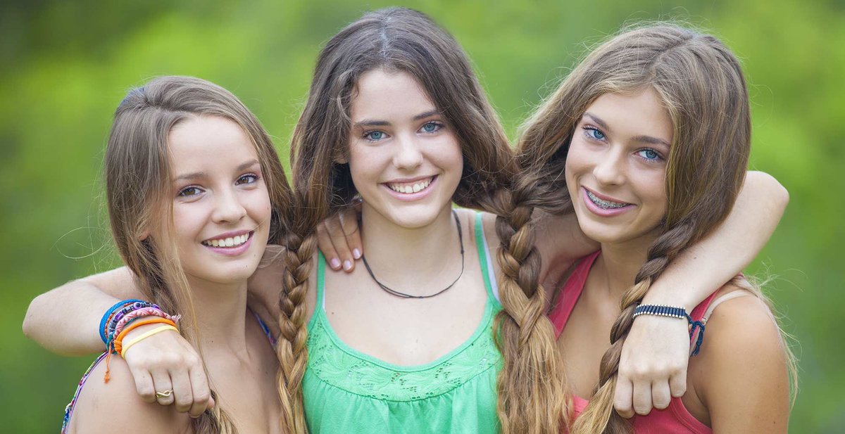 Группа девочек тинейджеров. Молодые девочки группой. Группа девушек летом в платьях. Молодые девочки группой. Молодые девочки группой.