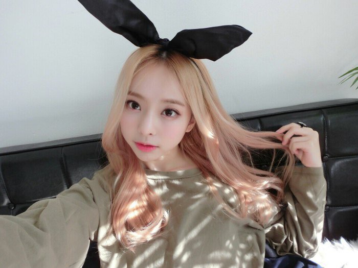 loonagirls's tweet photo. [171209 - CAFE] #이달의소녀 #LOONA "Hello!! This is LOONA’s ViVi~” https://t.co/EBfKhYqLyg https://t.co/HMPpyScwmU