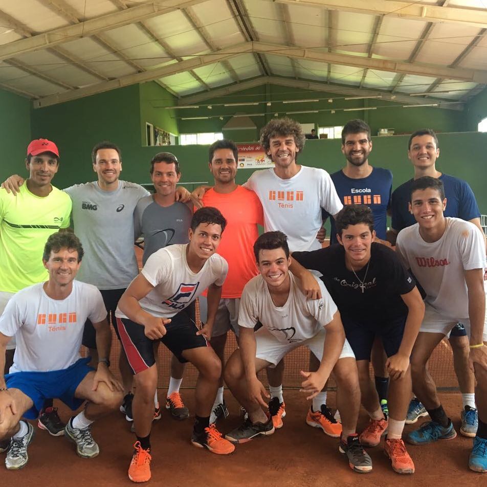 gugakuerten's tweet photo. Dia de laboratório, muito treino e aprendizagem com os atletas do Time Guga! Nova geração do tênis brasileiro!! #Tenis #TimeGuga #GugaTenis https://t.co/dA8CoT79Ml