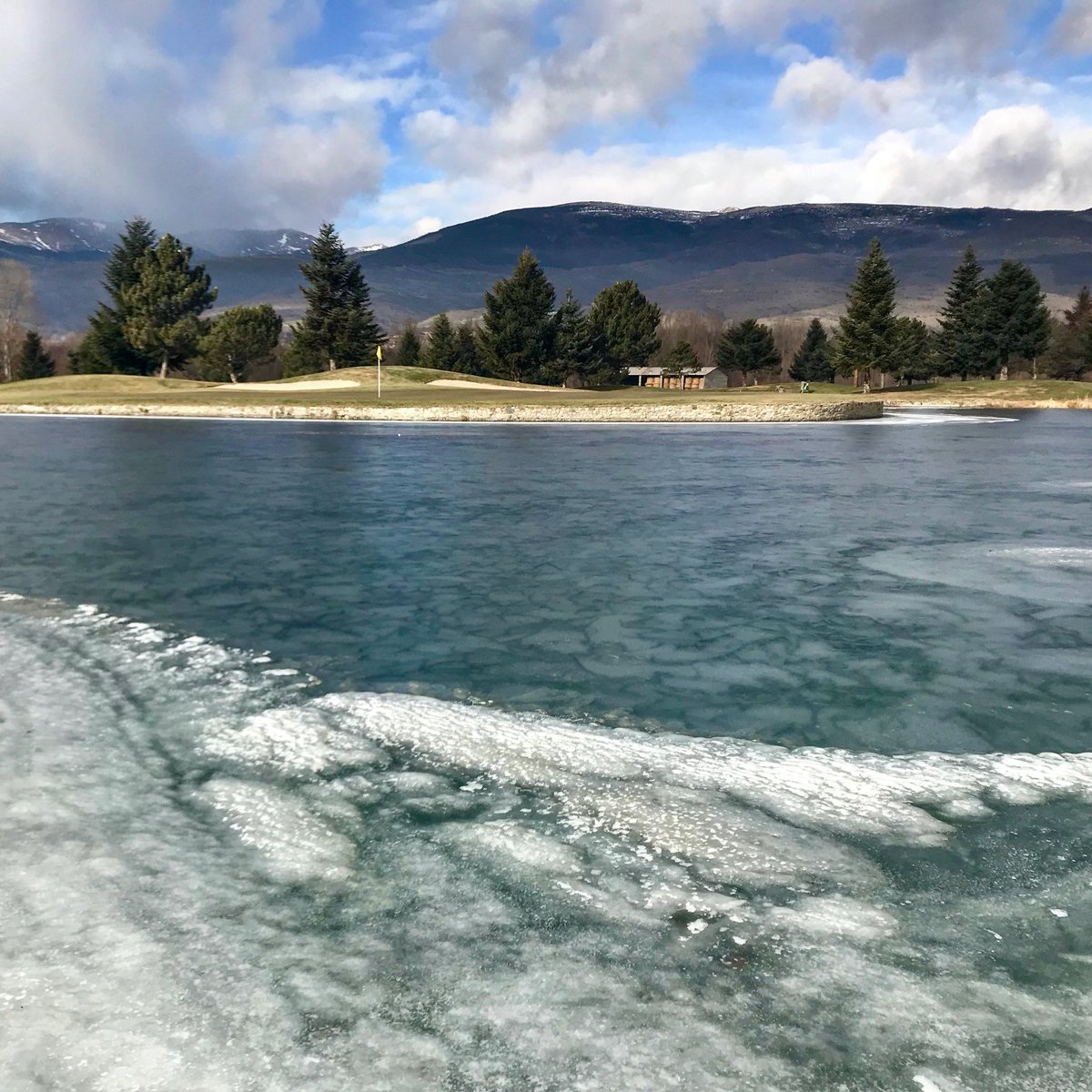 ¿Quién ha sabido aprovechar el hecho de que los lagos estén helados estos días? 🤭

Qui ha sabut aprofitar el fet que els llacs estiguin gelats aquests dies? 😏

#fontanalsgolf #golf #golfstagram