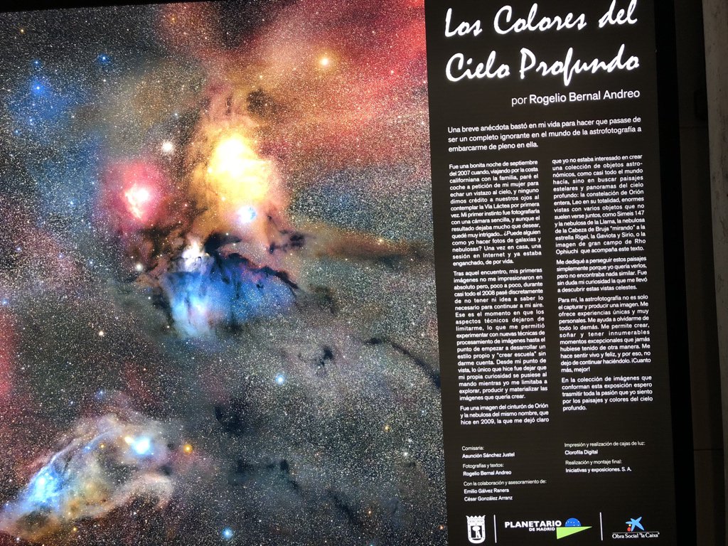 ApuntesCiencia's tweet photo. No conocía el trabajo del astrofotógrafo Rogelio Bernal #Andreo hasta ver hoy su exposición Los Colores del Cielo Profundo en @PlanetarioMad: fan total • https://t.co/uBN41CPRiN https://t.co/pGnaVo14Im