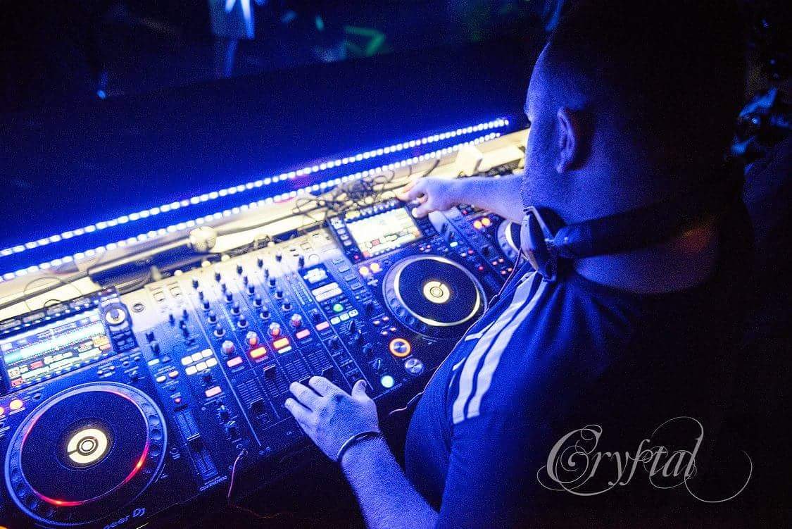 IconicQatar's tweet photo. Don't miss @JaredMcCulloch @CRYSTALWDOHA tonight from 9pm onwards ❤️ https://t.co/AUMfeMFn7H