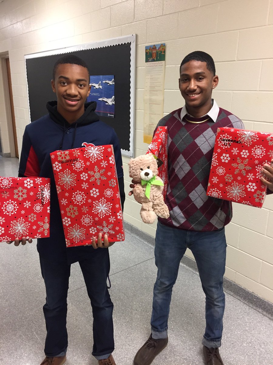 DrBrandonRoss's tweet image. #SmoothMovement is still focusing on #LiveToGive . My kiddos adopted a foster child for Winter Wishes and they are excited about meeting her. #SmoothGives @7Mindsets @rvhs