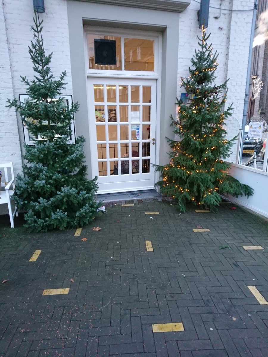 De eerste kerstbomen staan al te pronken. De eerste catering bestellingen zijn al binnen. Kijk voor de catering lijst online op raodhoes.nl