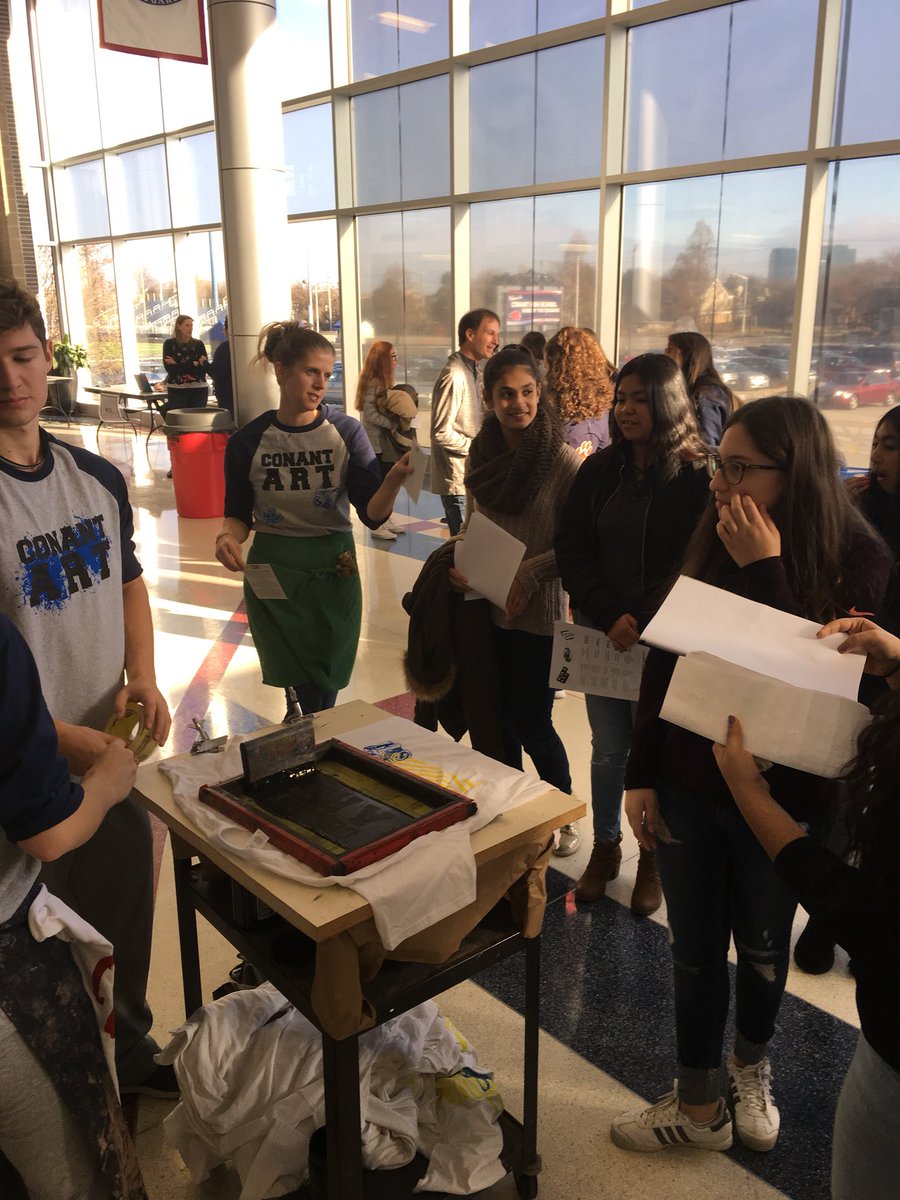 Mrs_MendozaESL's tweet photo. Mead 8th graders learning all about he awesome electives at CHS! #CougarPride @ConantBusEd @ConantFCS @conantartdept @CHSAppliedTech https://t.co/TIxTBIAdfv
