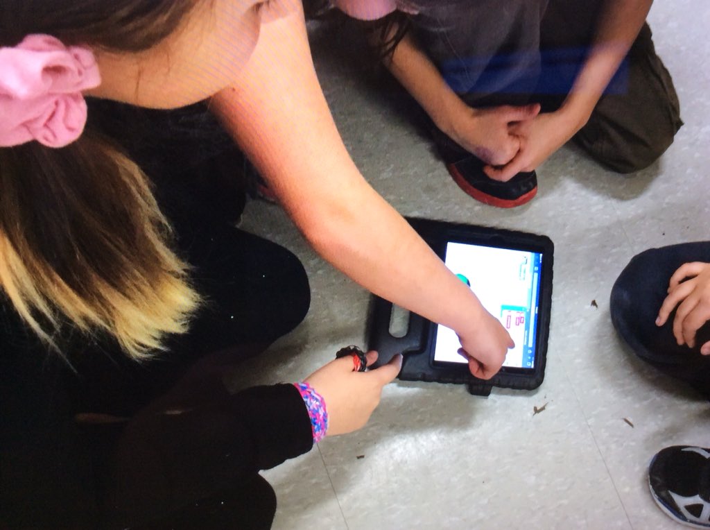 Grade three students coding ozobots using markers as well as blockly.  
#tvdsbhoc