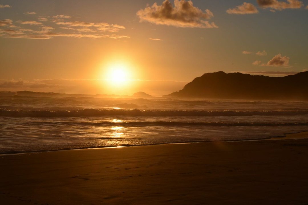 We're ready for summer days and stunning sunsets this weekend along the Garden Route! This gorgeous pic was taken by Guide Isaac <a href="/afrovibe_sa/">Afrovibe SouthAfrica</a> in Sedgefield. #summerishere #gardenroute #southafrica #travel #adventure #beachdays #sunsets #hotspots2c