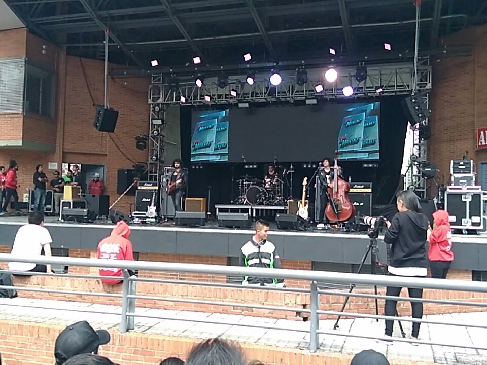 Dackin13's tweet photo. #JingleBellRock2017 @Radioacktiva_ @__LaMora @CataBernal_ @yocamiloramirez @TatoRamireZ @gacelacardona @juankiss67 @santorendon @pamelaospina gracias por esto y por ustedes el rockandroll vive https://t.co/BABuhkMEO5