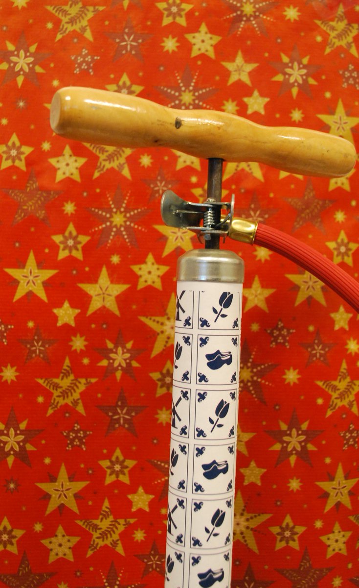 Zoek je nog 'n origineel cadeau voor de #kerst? Al eens aan 'n #Jumbopomp gedacht? Deze #fietspomp kan je in de klassieke uitvoering cadeau doen, met bijv.een gegraveerd naamplaatje, maar ook in de Delfts blauwe uitvoering! Kijk &amp; bestel snel op: jumbofietspompen.nl/webshop  #fietsen
