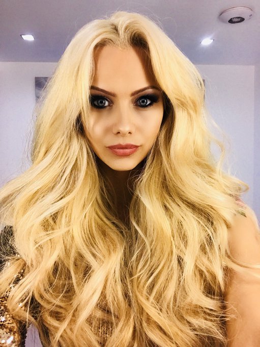 Big n Bouncy curls using #LeeStafford Rainbow Shine Wand + Heat Protection and brushed out 💁🏼&zwj;♀️ #RainbowShine<a href="/tag/leestafford"class="tags">#LeeStafford</a><a href="/tag/hair"class="tags"><span>#hair</span></a><a href="/tag/curls"class="tags"><span>#curls</span></a><a href="/tag/blonde"class="tags"><span>#blonde</span></a><a href="/tag/rainbowshine"class="tags"><span>#rainbowshine</span></a><a href="/tag/heatprotection"class="tags"><span>#heatprotection</span></a>