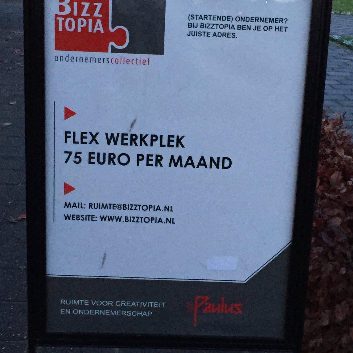 bizztopia's tweet image. Stoepbord klaar! Met dank aan de stagiaires van @Fontys. #flexplek #ondernemen #netwerken