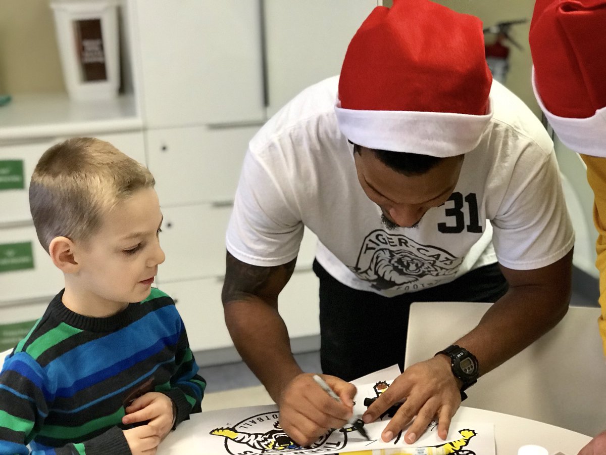 Ticats's tweet image. ‘Tis the season TigerTown!

The boys are at @mch_childrens spreading the holiday cheer at our annual holiday hospital visit. 🎅🎄

#HamiltonProud #Ticats