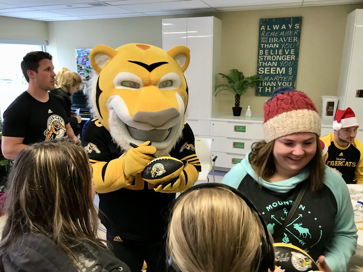 Ticats's tweet image. ‘Tis the season TigerTown!

The boys are at @mch_childrens spreading the holiday cheer at our annual holiday hospital visit. 🎅🎄

#HamiltonProud #Ticats