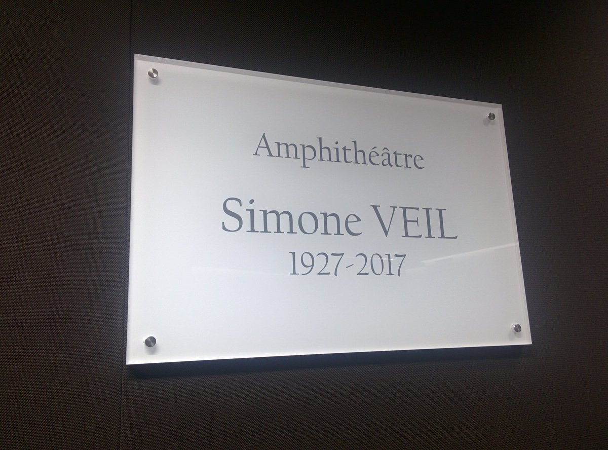 Hommage à Simone Veil : la Cpam d'Ille-et-Vilaine baptise son amphithéâtre du nom de cette grande femme d'État.