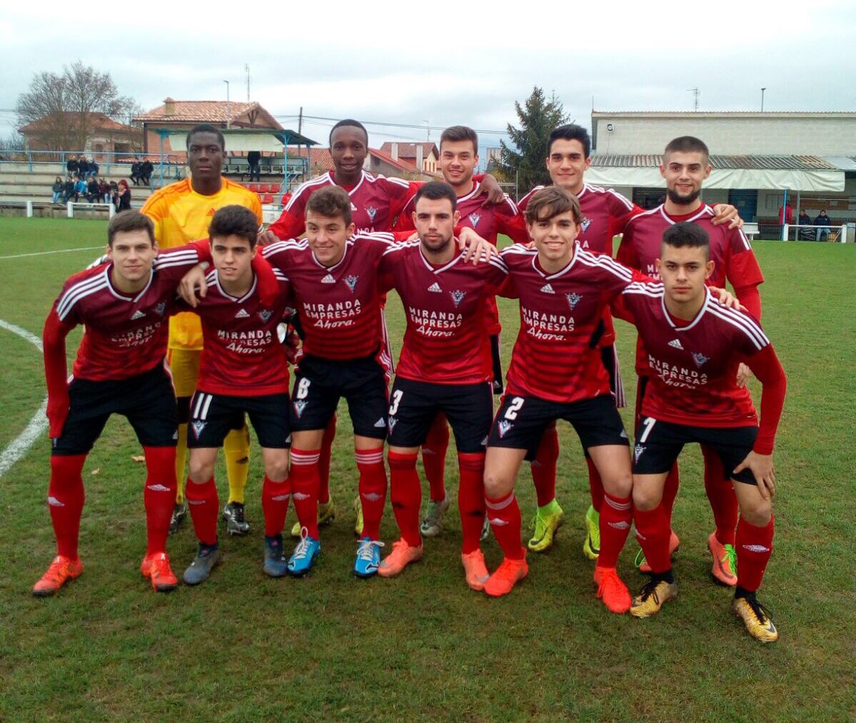 FINAL en Ence. 
Los jabatillos del <a href="/Mirandes_B/">CD Mirandés B</a> se pegan un festín y le endosan una manita a El Espinar.
5-0 (Unai, Manero, More x2, Zunzu)
Gran victoria rojillos💪🏽💪🏽
#MirandésBElEspinar