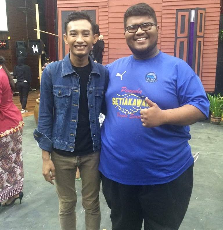 BerbuluMakhluk's tweet photo. Persembahan yang mantap dari @teaterrimbaukm dan idola @pangeran_lautan ... superbbbb... respect...
#fester2k17 #sanggarmas #lanteramas https://t.co/NrQvtfPMak