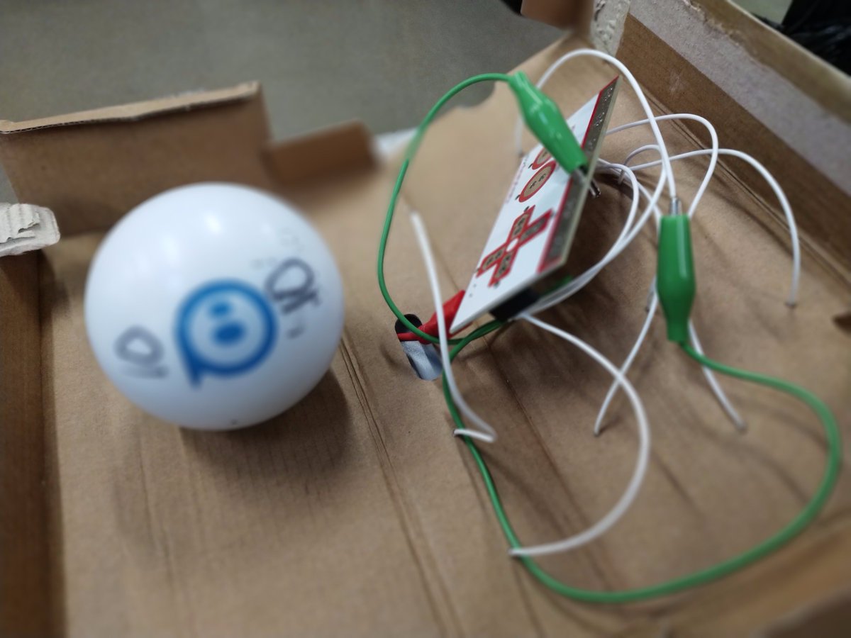 MrSchmitzSVVSD's tweet image. Hey students, what do you want to do for CSEd week? Build a @Sphero controller out of random stuff using a @makeymakey board? Sure, why not! #SVVSDCSEd #BeyondHourOfCode