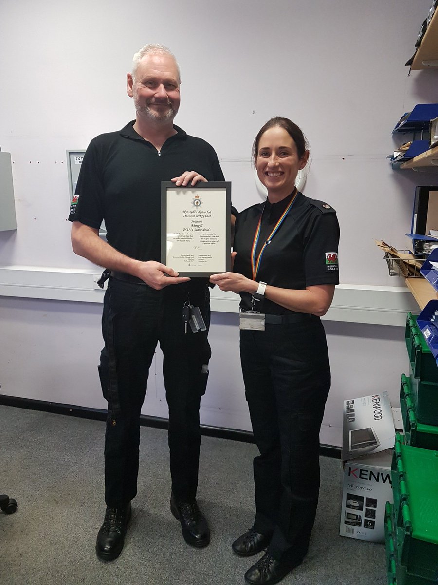 Today Superintendent Sian Beck proudly presented Sgt 1754 Sean Wood with a Commendation for his recent hard work in ‘suspect and scene management’.  Well done Sgt Wood from all the team in Rhyl. #FrontLinePolicing #ProudToServeYou #RhylPolice #ItsWhatWeDo