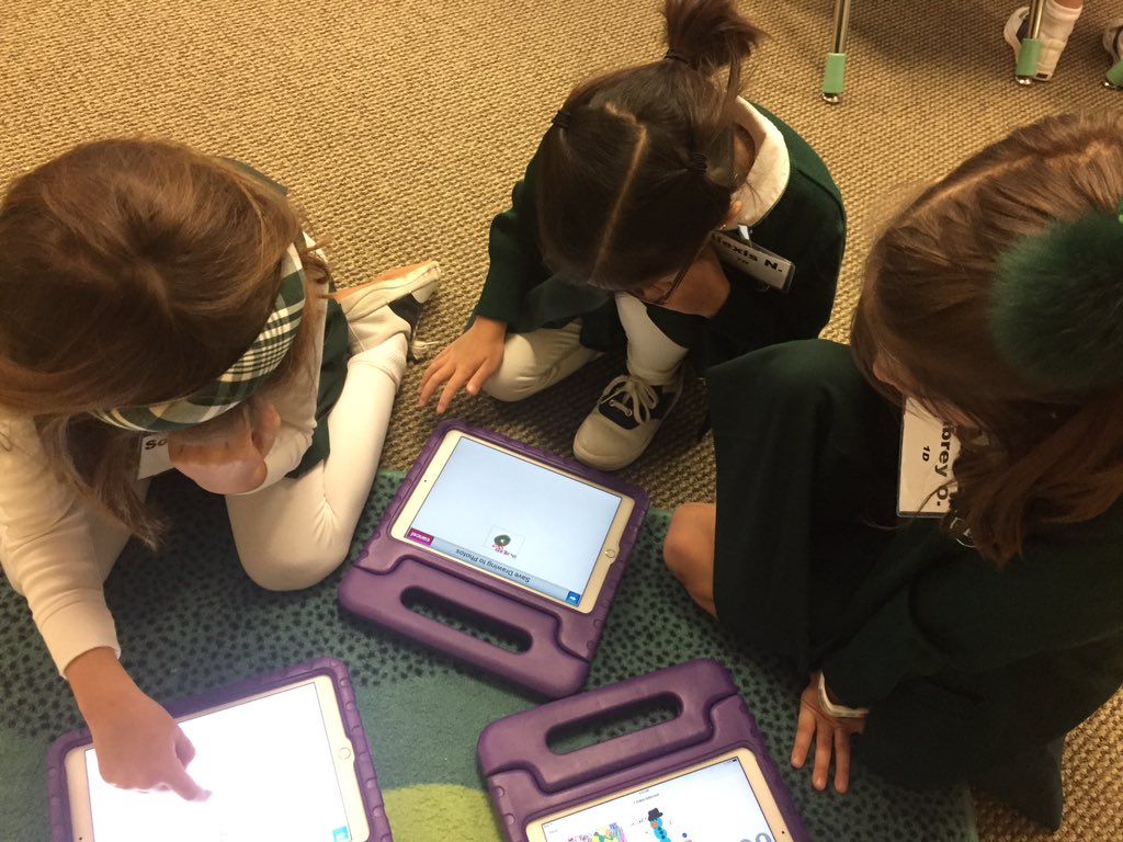 michelleg2015's tweet photo. 1st graders illustrate and record holiday poems #drawandtell @kelseyp419 #hockadaytech https://t.co/MXQuStJ1Xl