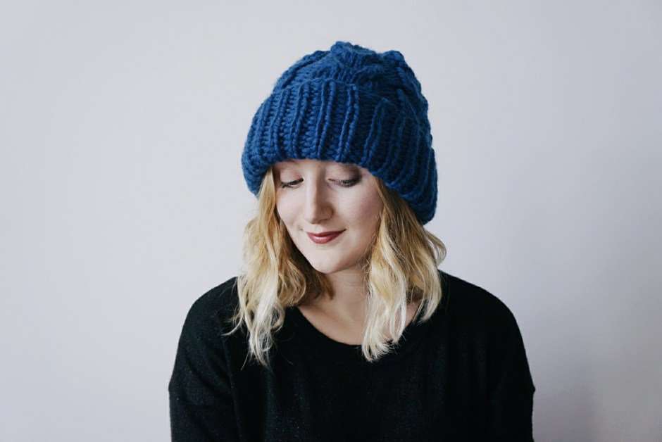 Un bonnet tout chaud pour ces températures hivernales, ça vous tente ? Retrouvez toutes les explications pour le tricoter vous-même sur le blog ! bit.ly/2BObsGW // poke <a href="/PhildarOfficiel/">Phildar</a> #DIY #Tricot