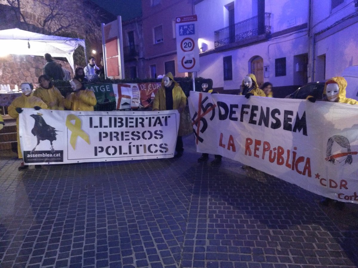 CorberaCdr's tweet photo. Avui estem a la Plaça Salvador i Pere Selva defensant la República al carrer! #DefensemlaRepublica #CDRCorbera https://t.co/3jtj1h2ten