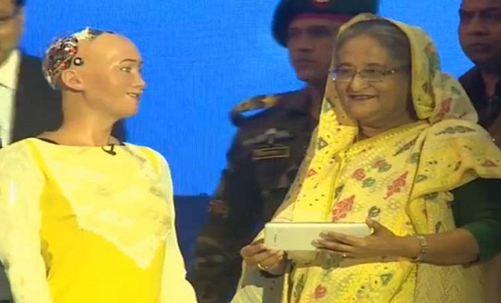 ডিজিটাল বাংলাদেশকে নিয়ে প্রধানমন্ত্রী শেখ হাসিনার সাথে কথা বললো যন্ত্রমানবী সোফিয়া