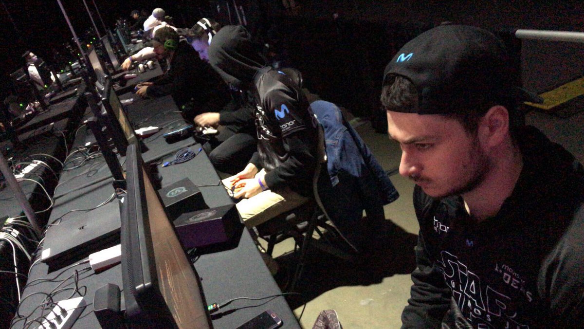 MovistarKOINOW's tweet photo. Warming up en Dallas. Falta poco para empezar. #CWLDallas #SomosMovistarRiders https://t.co/RVGtiZeJP6
