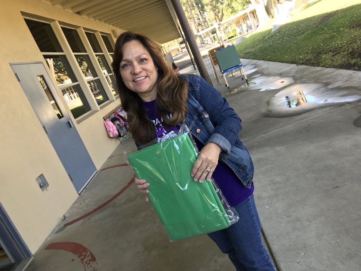 lhcsdchat's tweet photo. Congratulations to @jgalligar3, winner of a green screen background for Day 1 of our Holiday Giveaway Twitter Challenge! #lhcsd #1Team1Vision https://t.co/cP3EtNLdg3