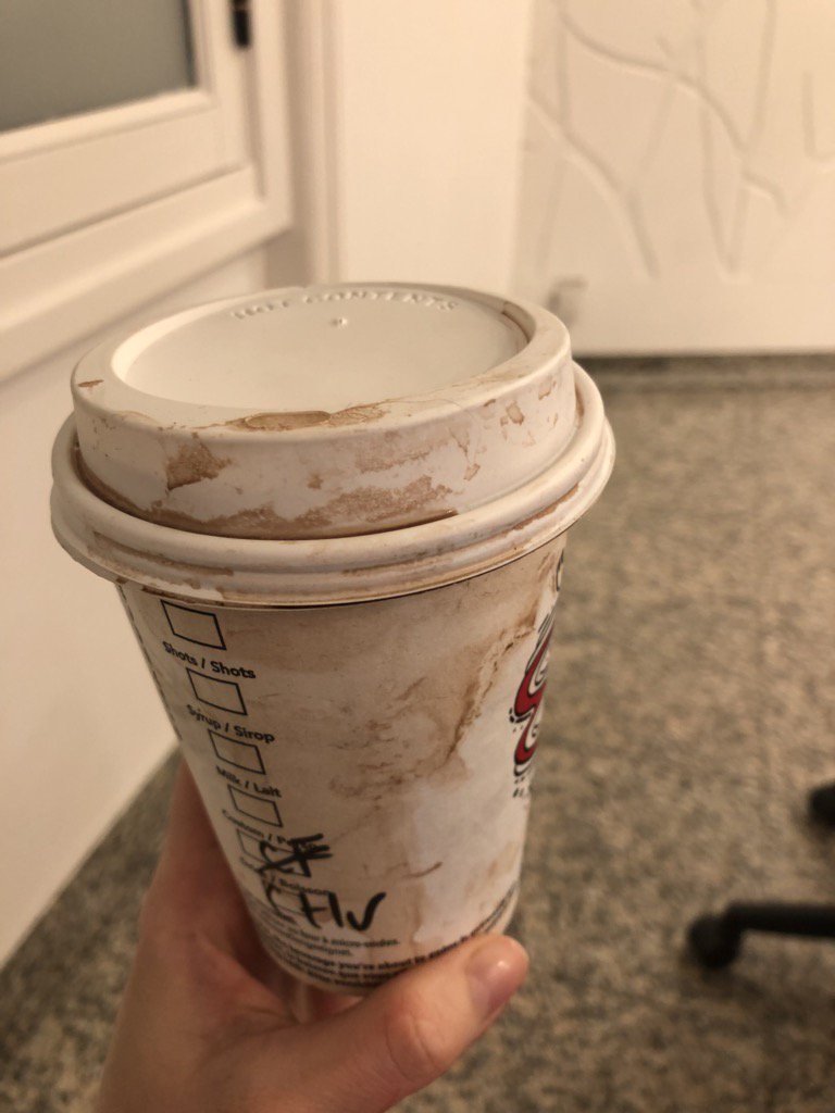 pariscuisine's tweet photo. @Glovo_FR tu livres des gobelets dans cet état là à tes clients?? En plus le chocolat chaud est à moitié renversé?! https://t.co/taJ54wdTdv