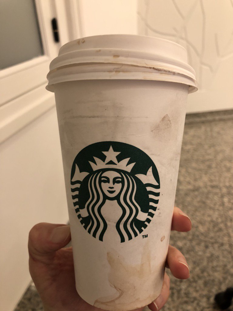 pariscuisine's tweet photo. @Glovo_FR tu livres des gobelets dans cet état là à tes clients?? En plus le chocolat chaud est à moitié renversé?! https://t.co/taJ54wdTdv