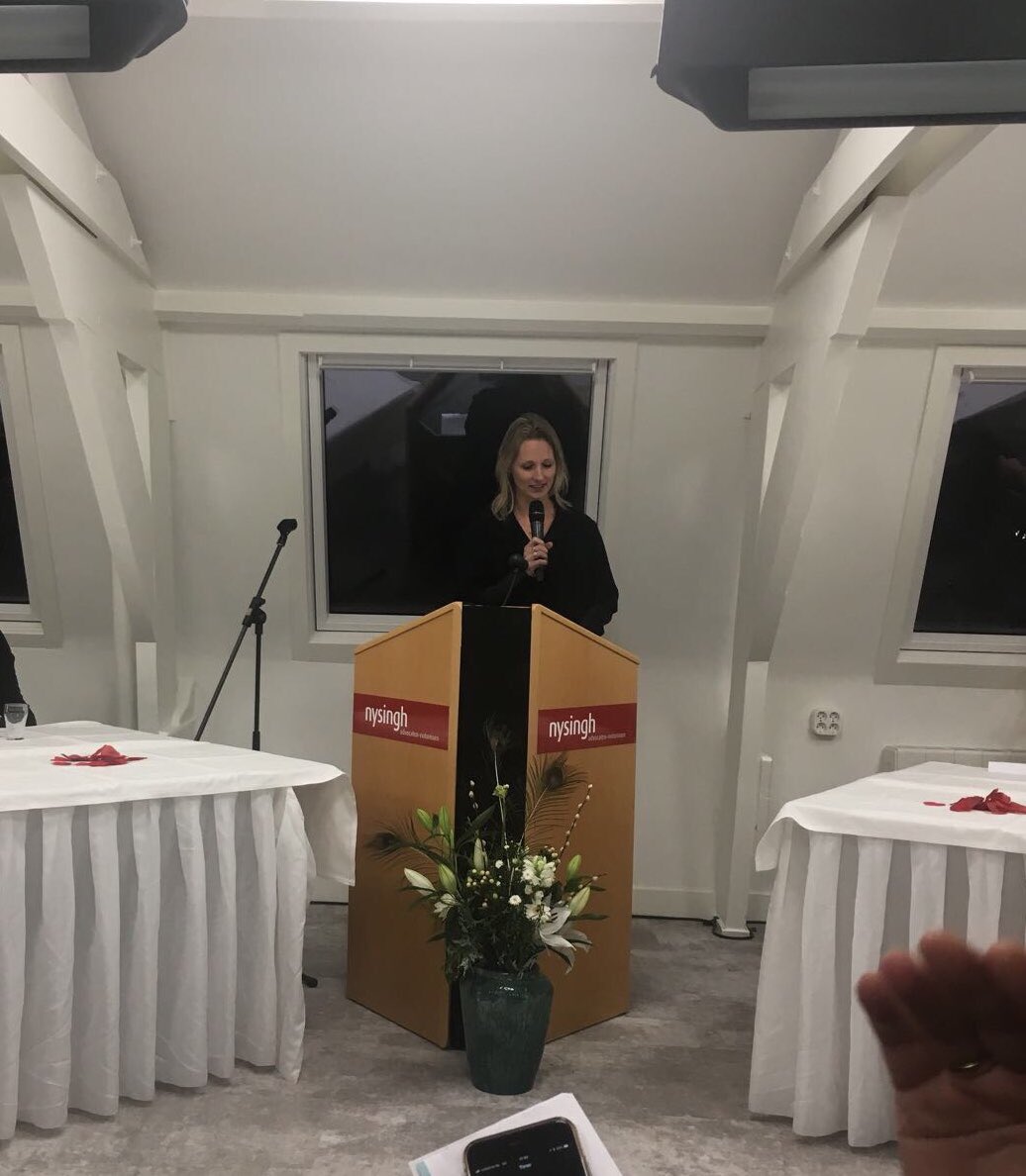 majsefleur's tweet photo. Spannend! Wie wordt de Legal Woman of the Year 2017? De vakjury is aan het ‘raadkameren’... #knallerpitch #jannekemulder #geenvechtscheiding https://t.co/RAz2H4pqSX