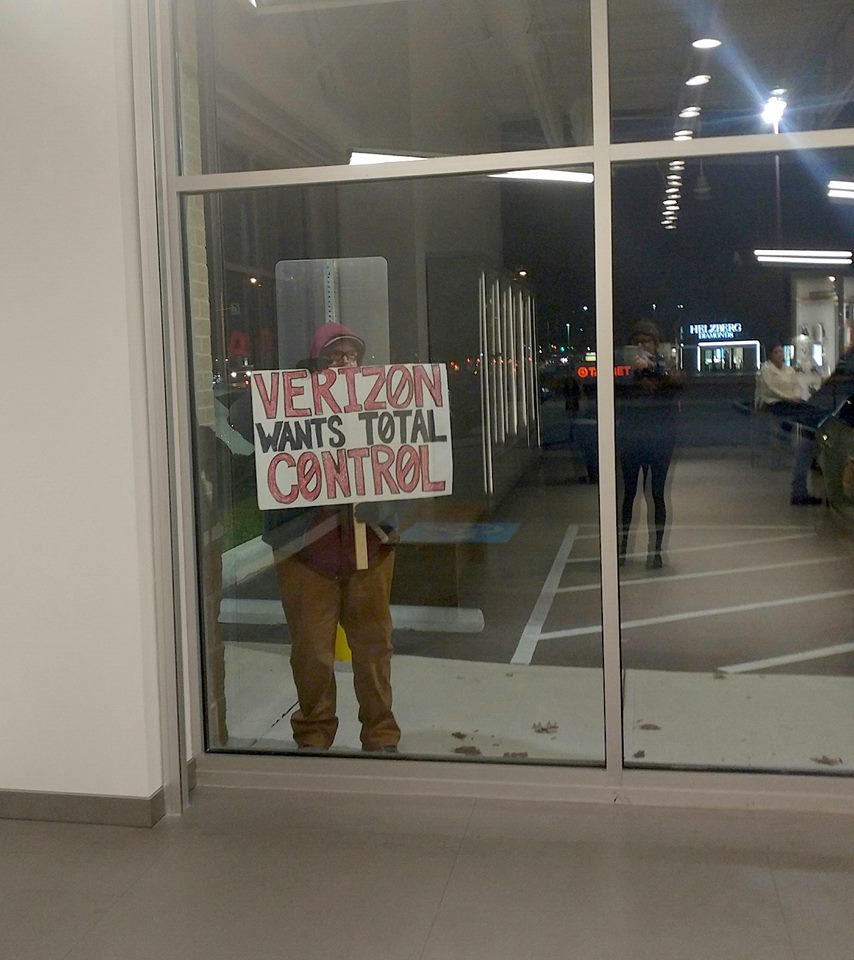 ustvmedia's tweet photo. @freepress Hanging out at the Verizon store in Centerville, Ohio
#verizonprotests #SaveNetNeutrality #SaveTheInternet #StopTheFCC https://t.co/vYPIWJr74S