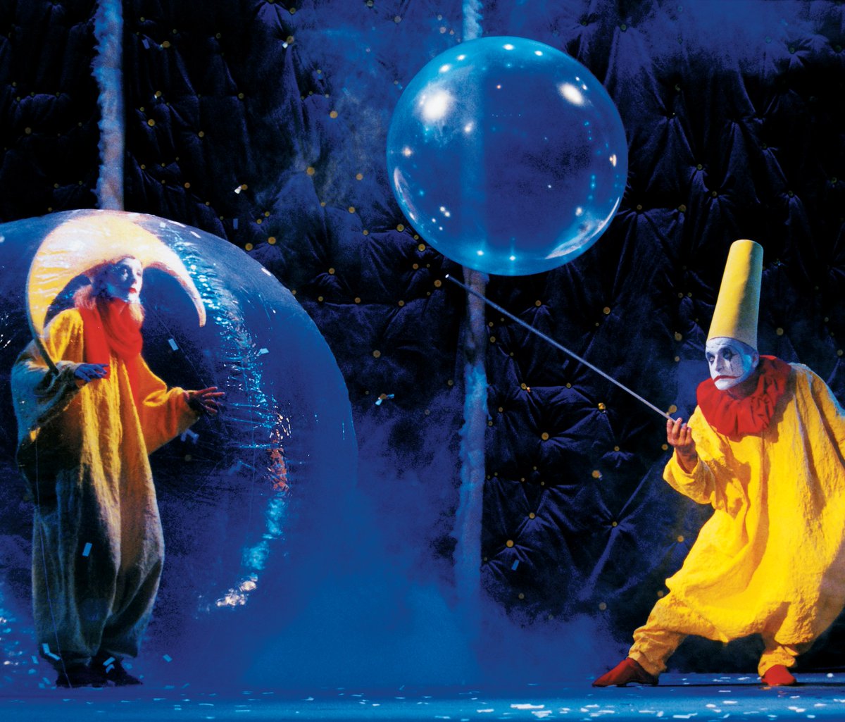 Happy Friday to all! We can't think of a more fun-filled Friday night for the whole family, so come and step inside the bubble of happiness that is Slava's Snow Show! #SlavasSnowShow #FridayFeeling