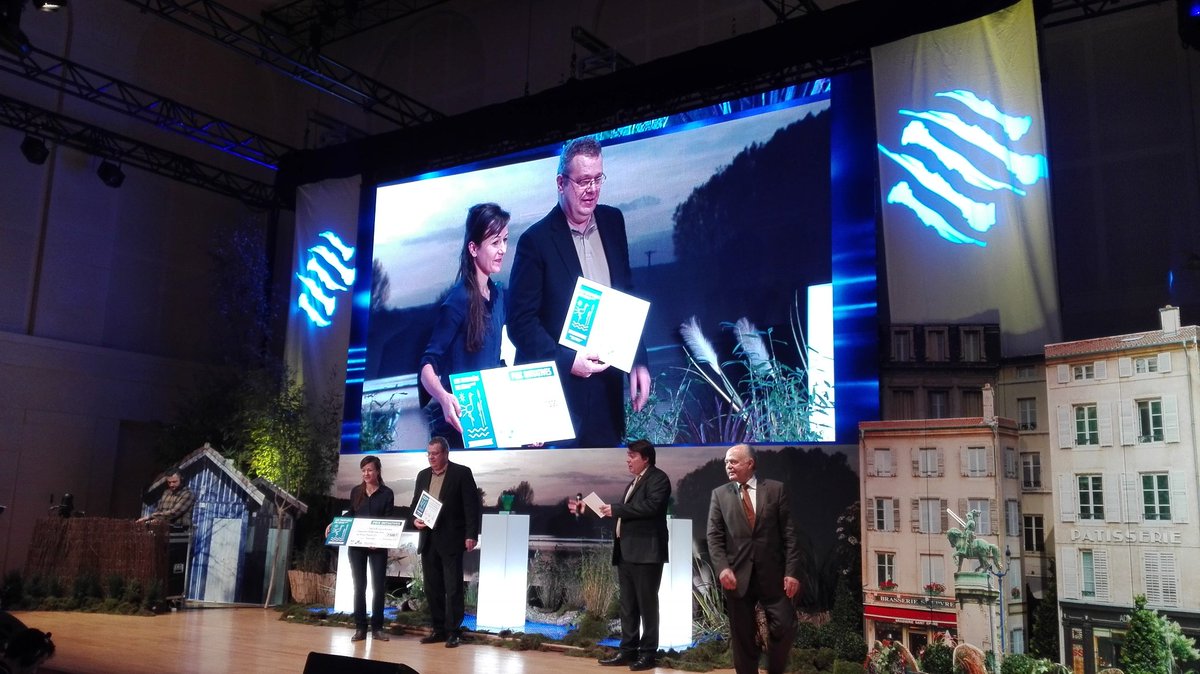 R_EauDouce's tweet photo. Prix initiative pour Reflets d'eau douce dans le cadre des trophées de l'eau 2017! Merci @agence_eau_RM https://t.co/WalbDFE4ik