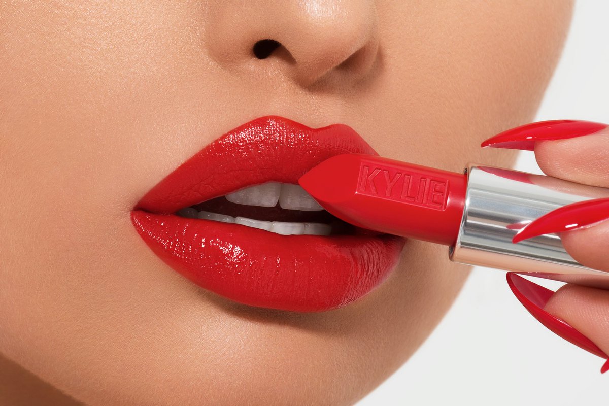 kyliecosmetics's tweet photo. RED HOT 💋 A beautiful shade with an orange undertone. 20 brand new lipstick shades launching in 5 days! #SilverSeries #December13 https://t.co/85KEluxuDD