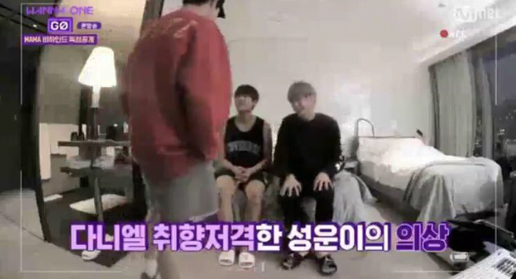 CM_HSW's tweet photo. ได้เข้าใจผู้ชายที่ชอบคนตัวเล็กก็วันนี้แหละ จากคังแดเนียล แดนมองซองอุนด้วยความรักและเอ็นดูเสมอ คนตัวเล็กๆยิ่งใส่เสื้อผ้าตัวใหญ่ มันยิ่งดูน่ารักเหลือตัวนิดเดียว เราเข้าใจนายนะแดน #แดนอุน https://t.co/kWxbNqhR6W