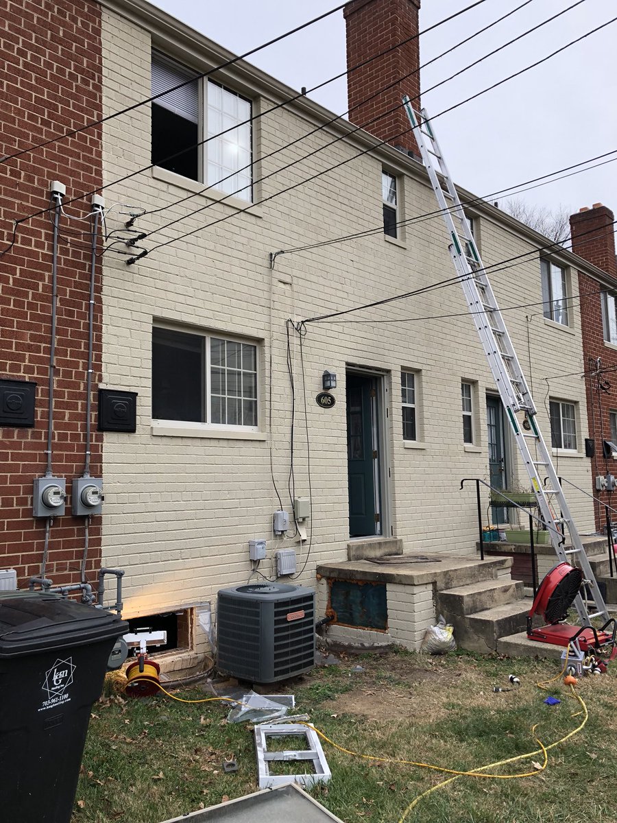 makinthepush's tweet image. Units from @AlexandriaVAFD @ffxfirerescue, @ArlingtonVaFD on the scene of a basement fire, 605 N Ripley St. 1 victim located and removed by Rescue 206.