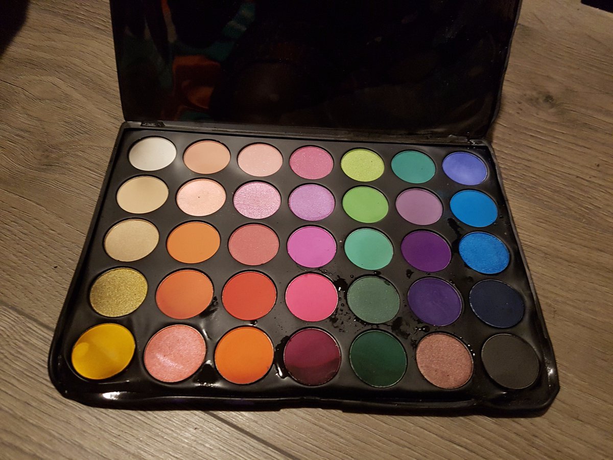 Jas_Kiran's tweet photo. @beautybay @beautybayhelp I made an order recently  CUKN-ISS6-5RS2 and my room burned down due to fire... any possibility of a replacement of my beloved Morphe 35B palette? #beautybay #makeupenthusiast #help #fire https://t.co/RnWbsMQE9J