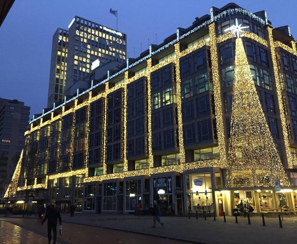 bartzeven's tweet photo. Groot Handelsgebouw in Kerstsfeer #Rotterdam #architecture https://t.co/RCtt82kNSu https://t.co/uBmjorHgQl