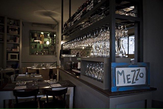 DueffeBlog's tweet photo. É venerdì, dove vai a mangiare stasera? Noi di #dueffe proponiamo #ristorantemezzoofficial e ti consigliamo il giusto #outfit da indossare! 😉💖 https://t.co/VVPfhuY54J