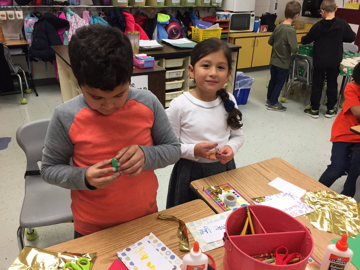 MissKovacic's tweet photo. Today #misskovacicsclass learned about babies in the NICU and made encouraging cards for them for our #12daysofkindness @ALG_LCPS https://t.co/eRWdMyuf6S