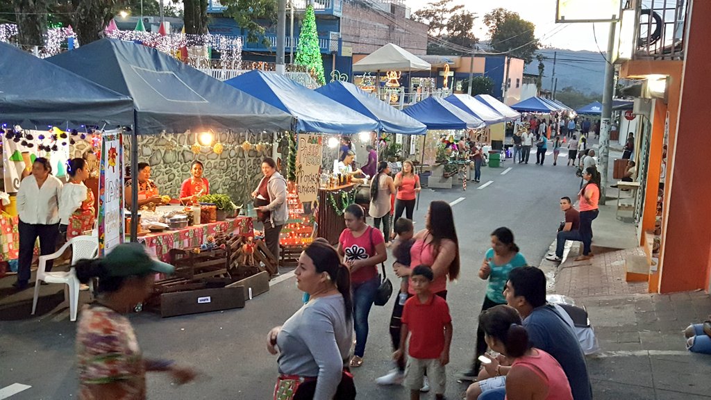 ESAmundo's tweet image. Turistas ya disfrutan la apertura de #PaseoPalmeño en La Palma, Chalatenango Fotos/ESAmundo: V. Méndez