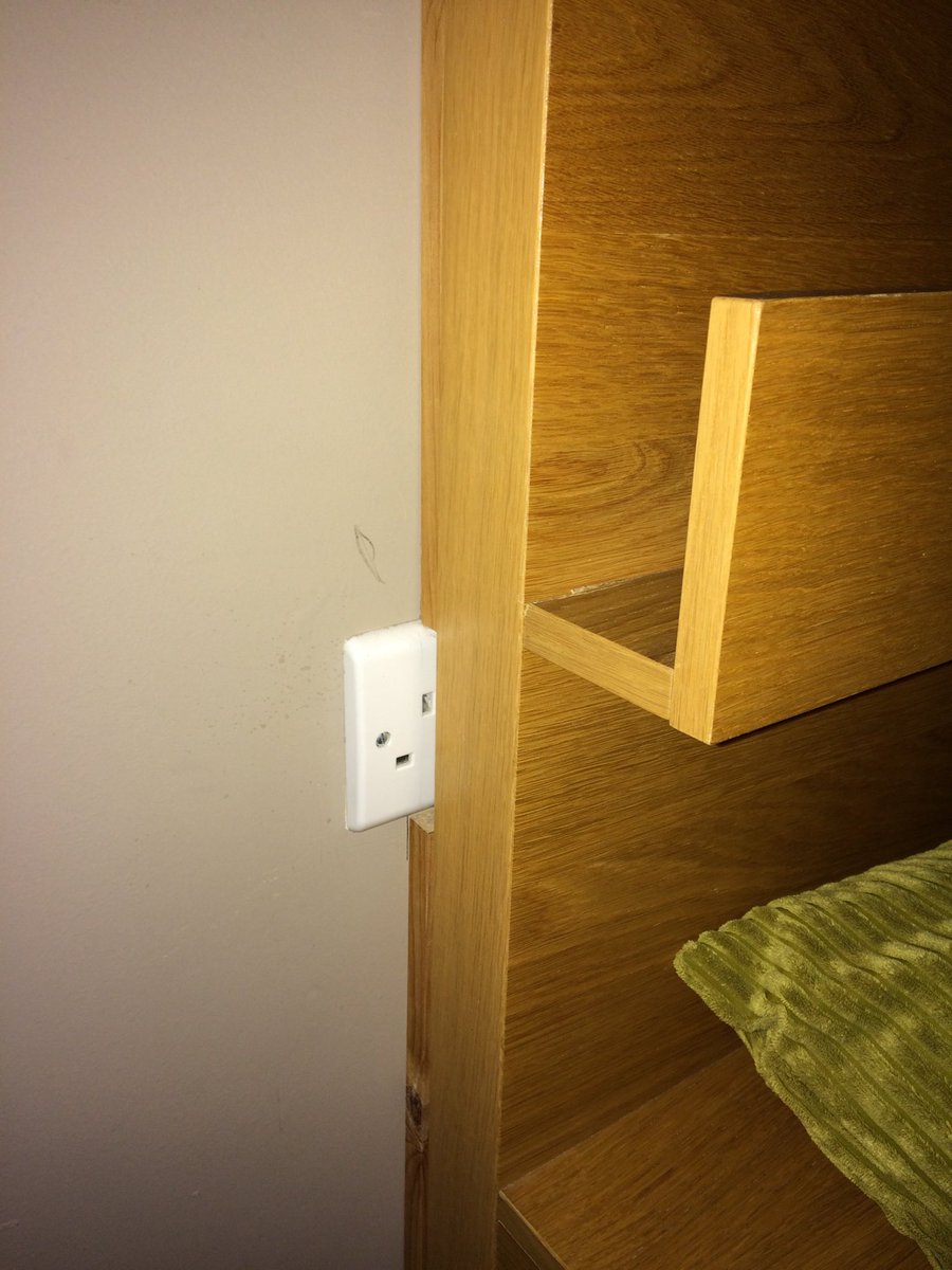 robynlynevans's tweet photo. #hotelroom #needtochargephone #carpentryfail https://t.co/OwaCnZAuMO