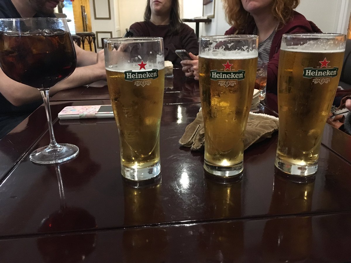 HermyGrangerG's tweet photo. En las tres escobas con @GinnyWeasleyW @gabrielledlc y @Luna_Lvg https://t.co/HKY0QNflup