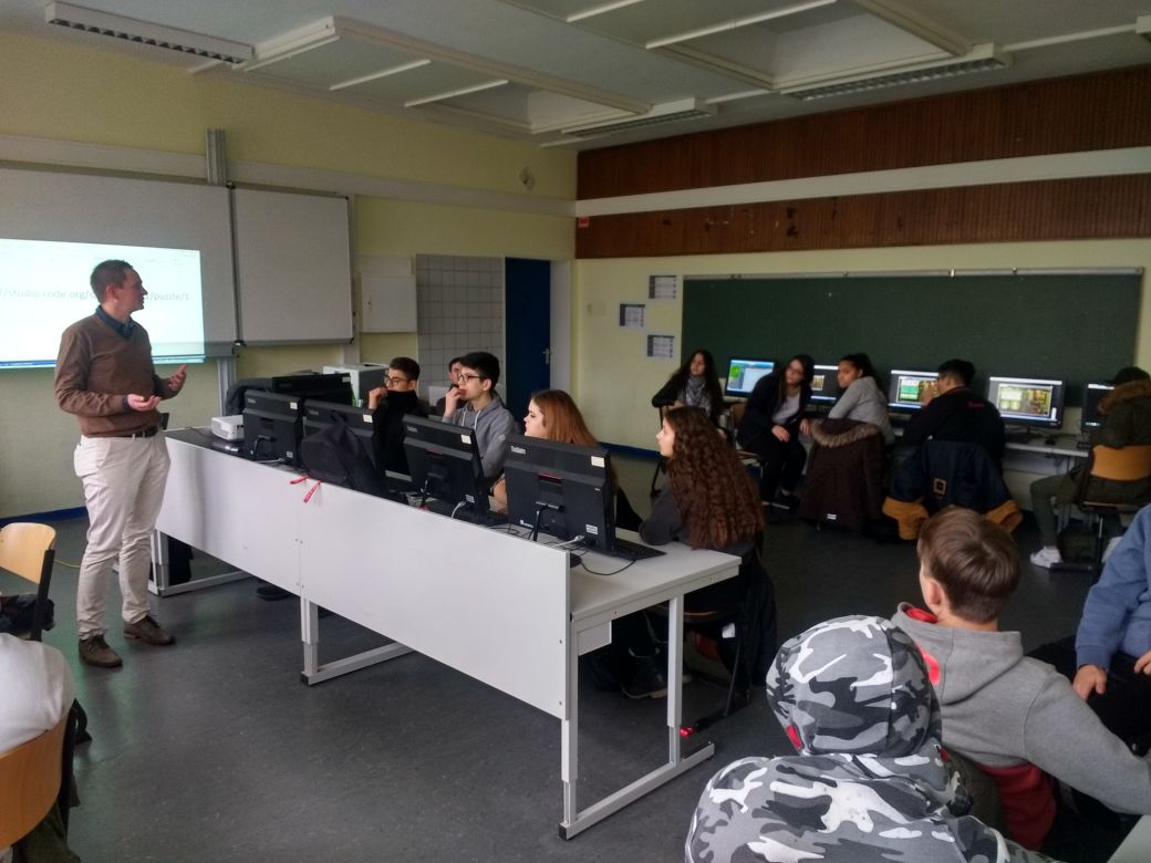 TeachFirstDE's tweet photo. #HourOfCode: Schüler*innen der 8a von Fellow @KBrandtstedt lernen, wie man mit Algorithmen bei #Minecraft #coden kann. Dank der Unterstützung von @AccentureDACH gab es dieses Mal auch Impulse von Experten. #WeekofCoding #BegeistertfuerBildung #TeachFirstDigital @TeachFirstDE https://t.co/UAkRVptRrF